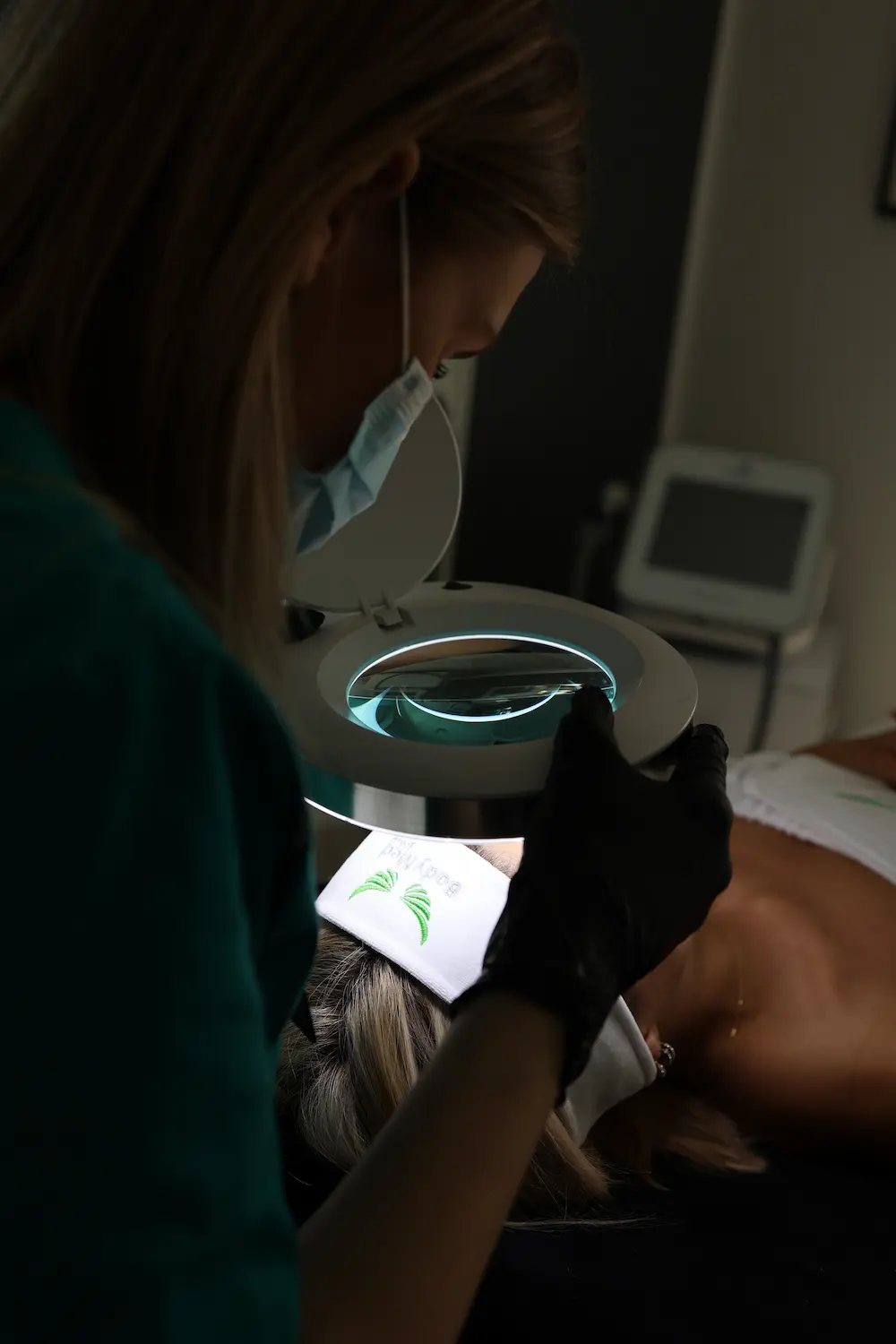 Laser frakcyjny: Skutki uboczne i jak ich unikać podczas terapii — BodyMed Group